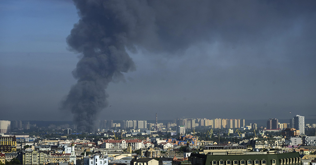 Notte di attacchi su Kyiv, Zelensky chiede i Patriot
