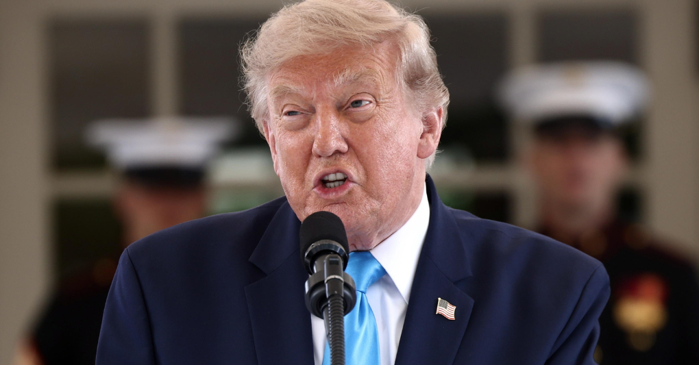 Minacciare e ritrattare: la strategia di Donald Trump