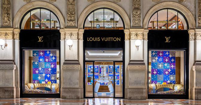 Milano, in Galleria le vetrine di Louis Vuitton si colorano di arcobaleno -  Corriere.it
