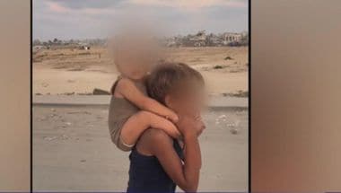 Gaza, il bambino scalzo ed esausto con la sorellina in spalla - Il Sole 24 ORE