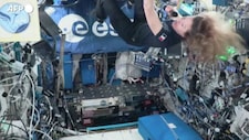 La prima astronauta francese a camminare nello spazio: "Lassù ci si sente piccolissimi"