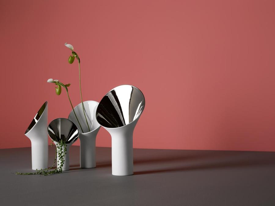 Rosenthal, vasi Fondale, design Office for Product Design; in porcellana, con collo a cono rovesciato, dalla superficie interna lucida, in platino, oro, bianco o nero.
