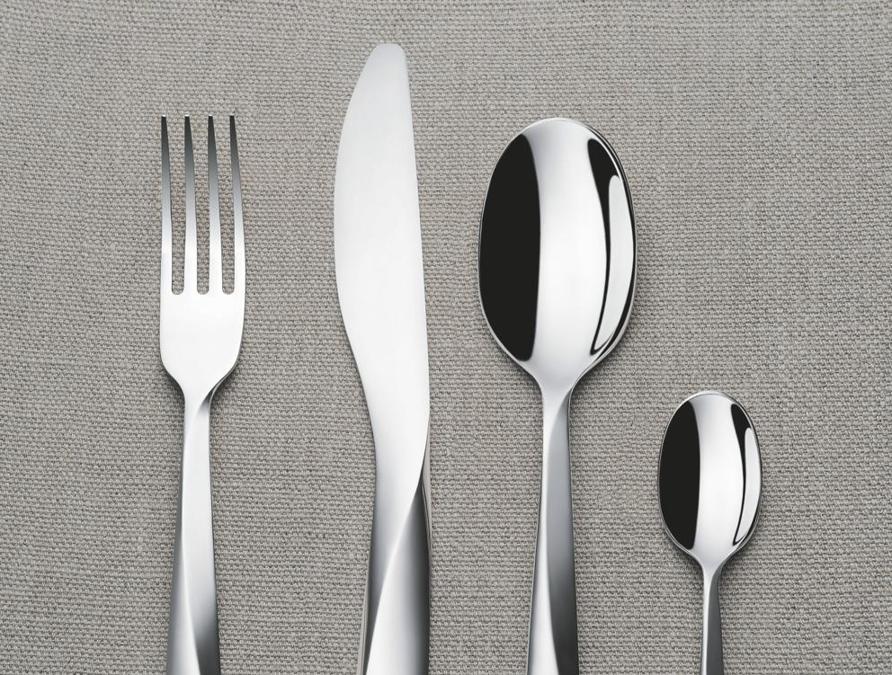 Alessi, servizio di posate Giro, design Ben Van Berkel / UNStudio; realizzato in acciaio inossidabile 18/10 lucido, si distingue per la forma architettonica dei suoi manici, caratterizzati da un segno delineato da un movimento dinamico ed ergonomico.