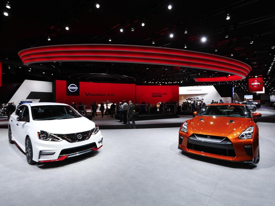 Nissan Sentra Nismo (sinistra) e GT-R (AP Photo/Paul Sancya)