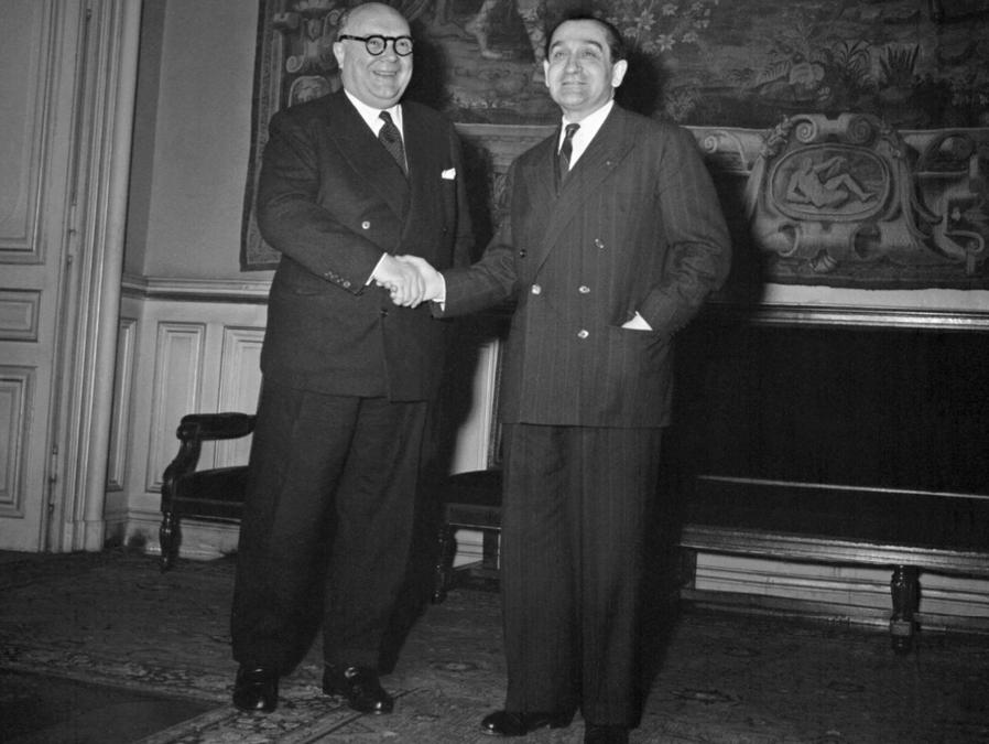 ... Paul-Henri Spaak, a sinistra, qui con    Pierre Mendès France (Afp)
