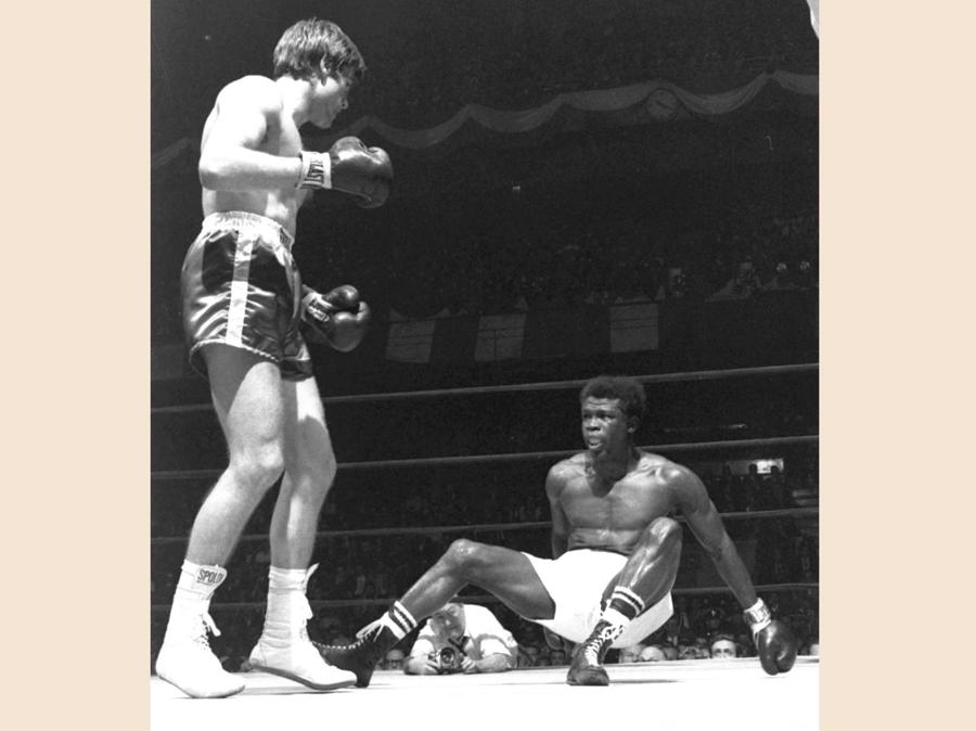 Benvenuti atterra Griffith al 2° round. L'italiano vince ai punti in 15 round. 17 aprile 1967 al Madison Square Garden di New York (AP-PHOTO)