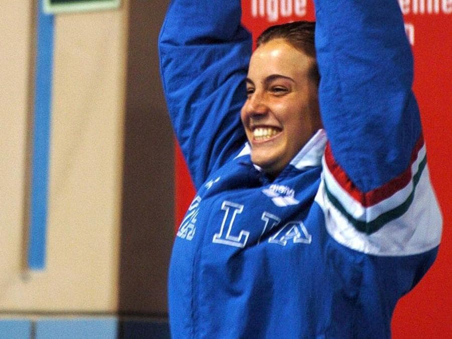 10 maggio 2004, Tania Cagnotto è medaglia d’oro nel tuffo dai 10 metri (ANSA/SERGIO BARRENECHEA)