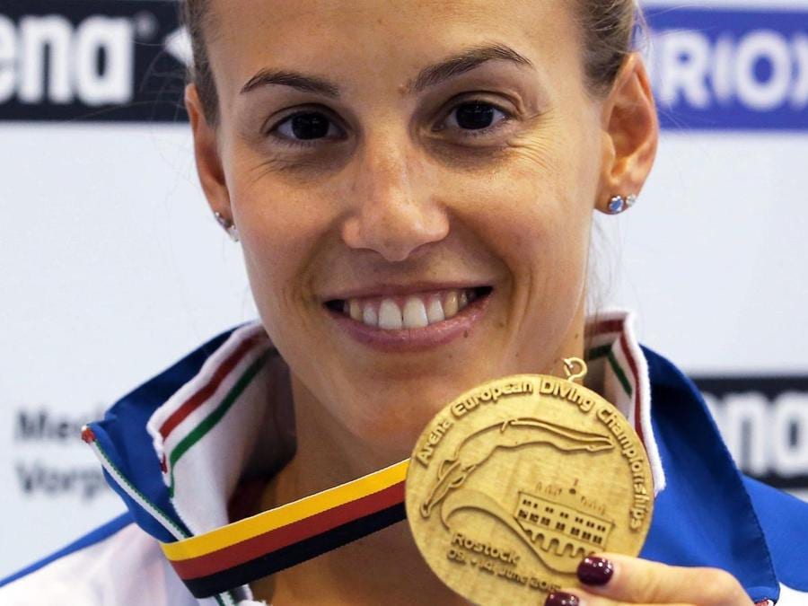 Riostock, 14 giugno 2015, Tania Cagnotto posa con la medaglia d’oro vinta nella categoria tuffi dai 3 metri (ANSA/JENS BUETTNER)