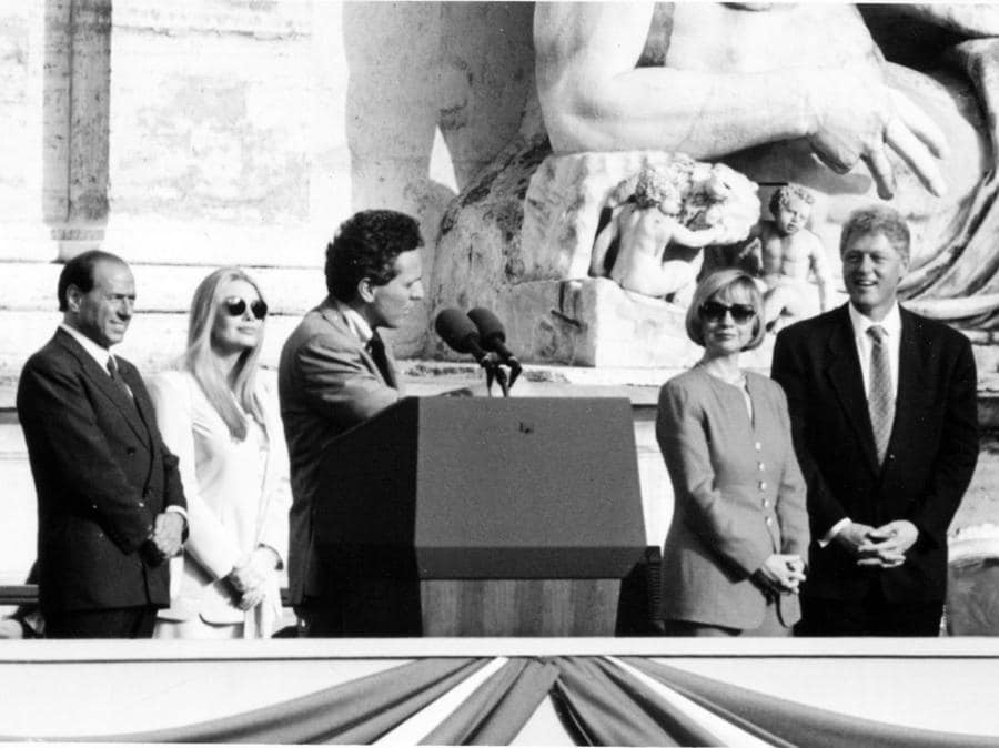 1994 - con Francesco Rutelli (al centro) durante la visita di Bill e Hillary Clinton (Fotogramma)