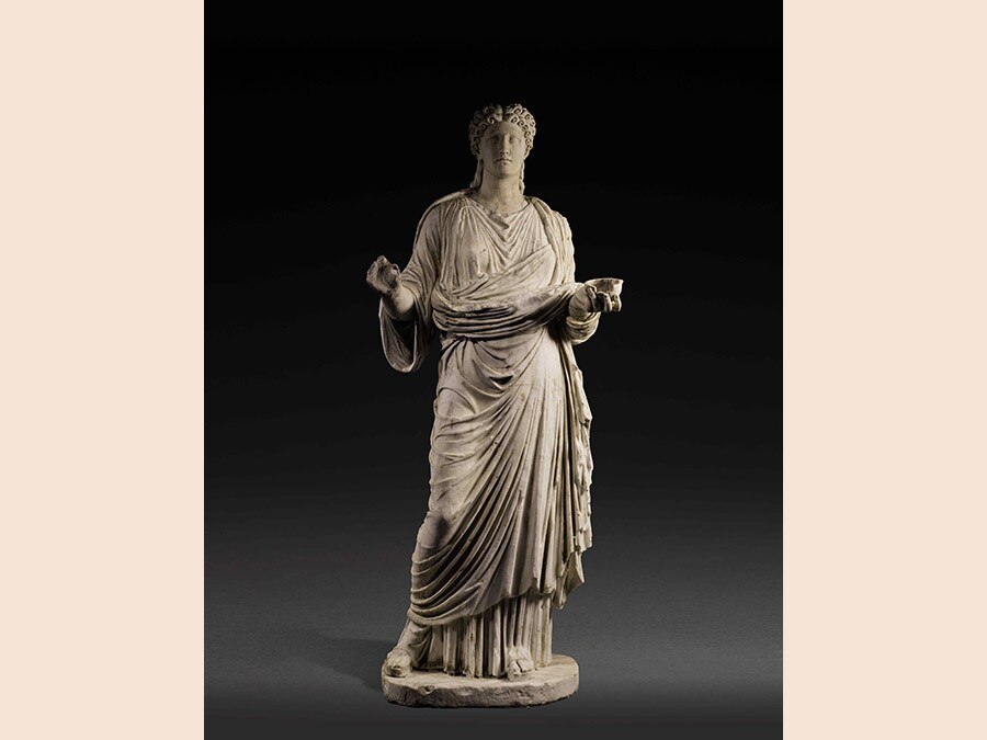 Prima delle quattro statue romane con figure femminili provenienti dalla Villa “El Cerro” in Giamaica e risalenti al II secolo d.C. stima 250-350 mila sterline (aggiudicata a 428.750 sterline)