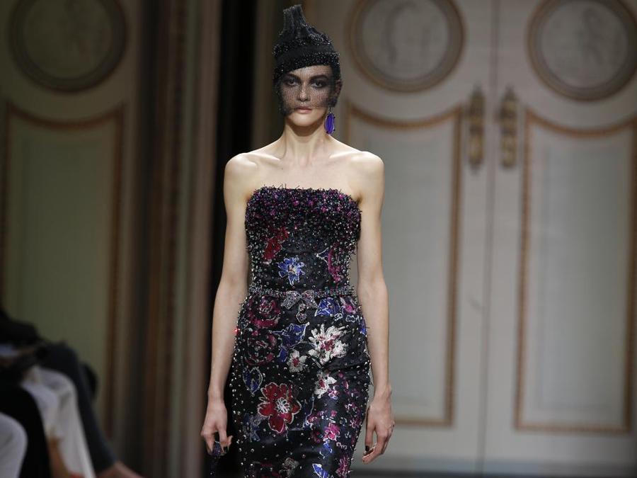 Sfilata  di  Giorgio Armani Haute Couture Autunno/Inverno 2017/2018 a Parigi. (AP Photo/Thibault Camus)