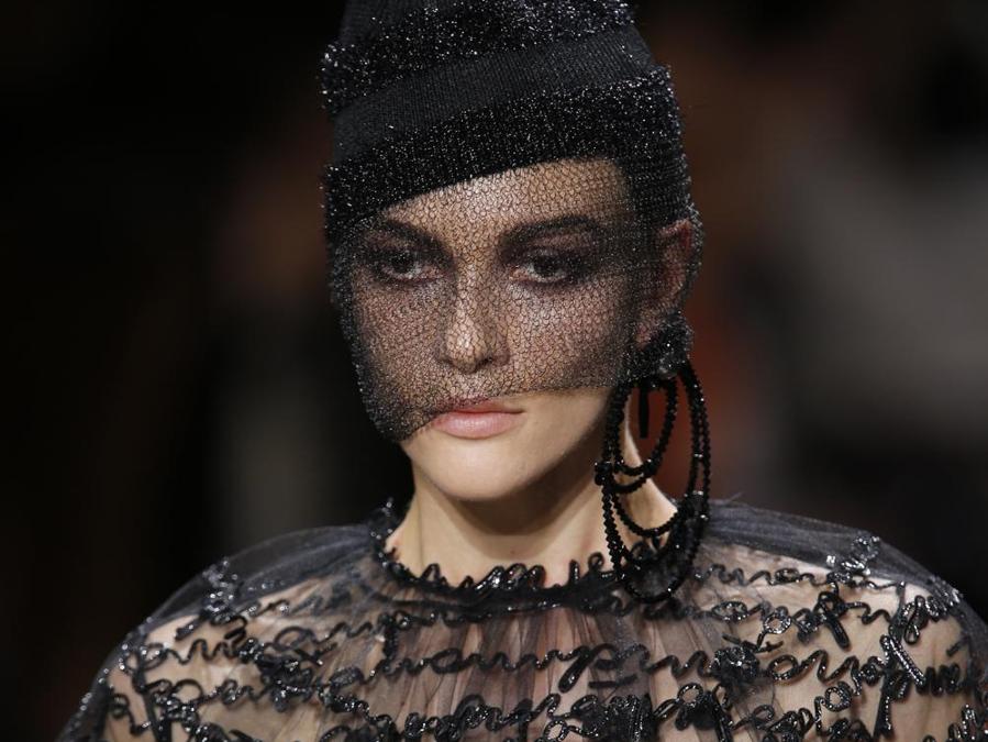 Sfilata  di  Giorgio Armani Haute Couture Autunno/Inverno 2017/2018 a Parigi. (AP Photo/Thibault Camus)