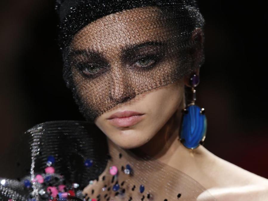 Sfilata  di  Giorgio Armani Haute Couture Autunno/Inverno 2017/2018 a Parigi. (AP Photo/Thibault Camus)