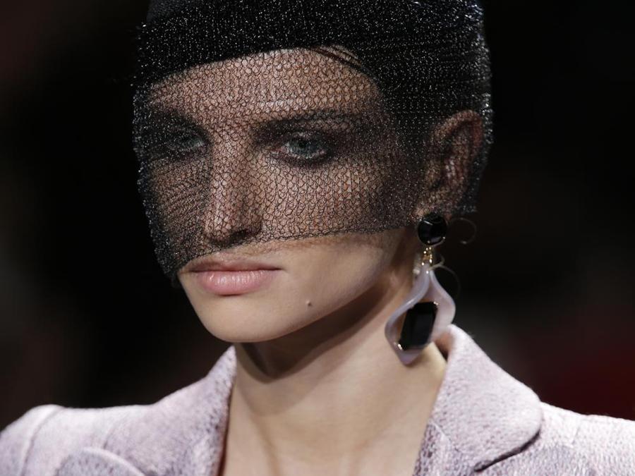 Sfilata  di  Giorgio Armani Haute Couture Autunno/Inverno 2017/2018 a Parigi. (AP Photo/Thibault Camus)