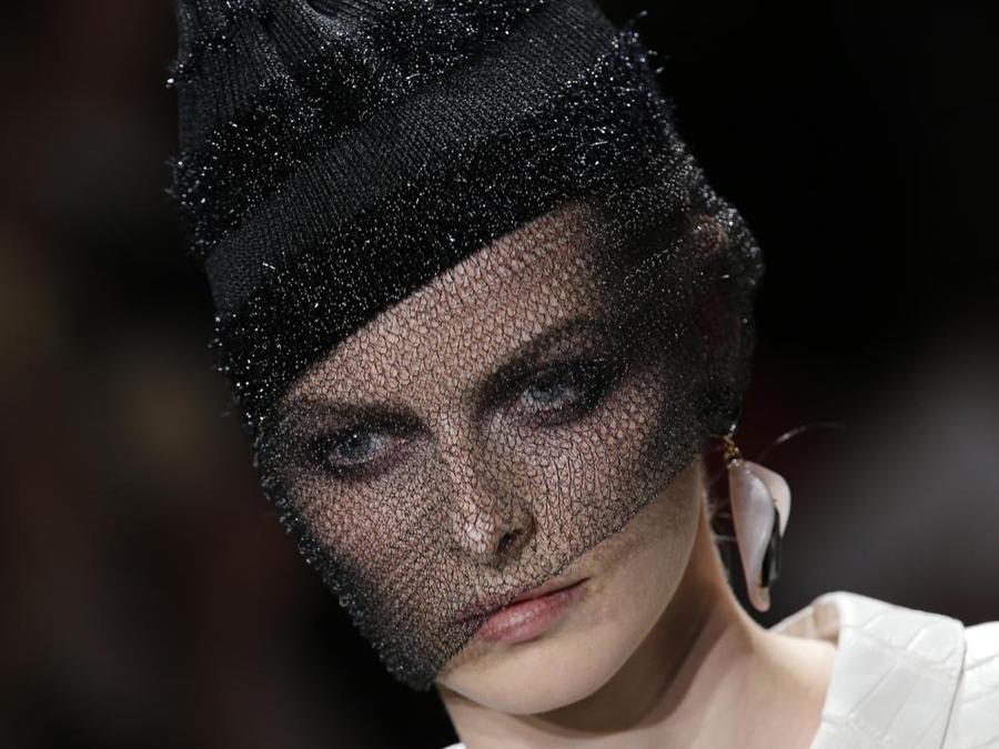 Sfilata  di  Giorgio Armani Haute Couture Autunno/Inverno 2017/2018 a Parigi. (AP Photo/Thibault Camus)