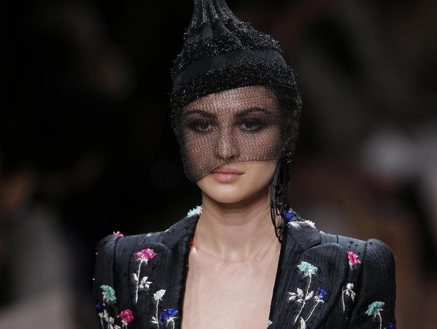 Sfilata  di  Giorgio Armani Haute Couture Autunno/Inverno 2017/2018 a Parigi. (AP Photo/Thibault Camus)