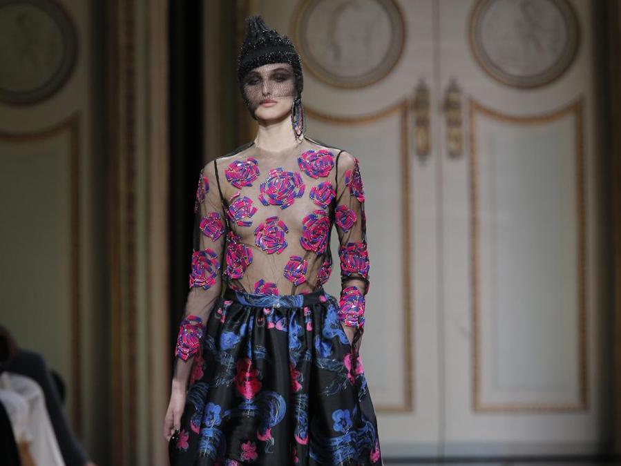 Sfilata  di  Giorgio Armani Haute Couture Autunno/Inverno 2017/2018 a Parigi. (AP Photo/Thibault Camus)