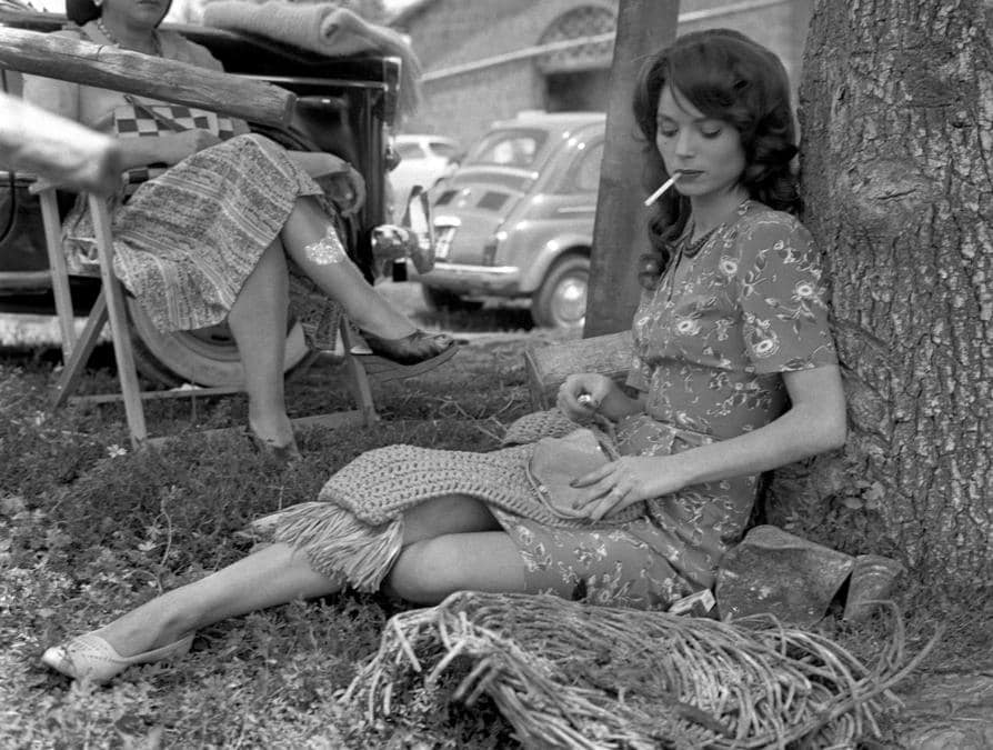Elsa Martinelli durante una scena del film 'Il carro armato dell'8 settembre' girato nel 1960. (ANSA)