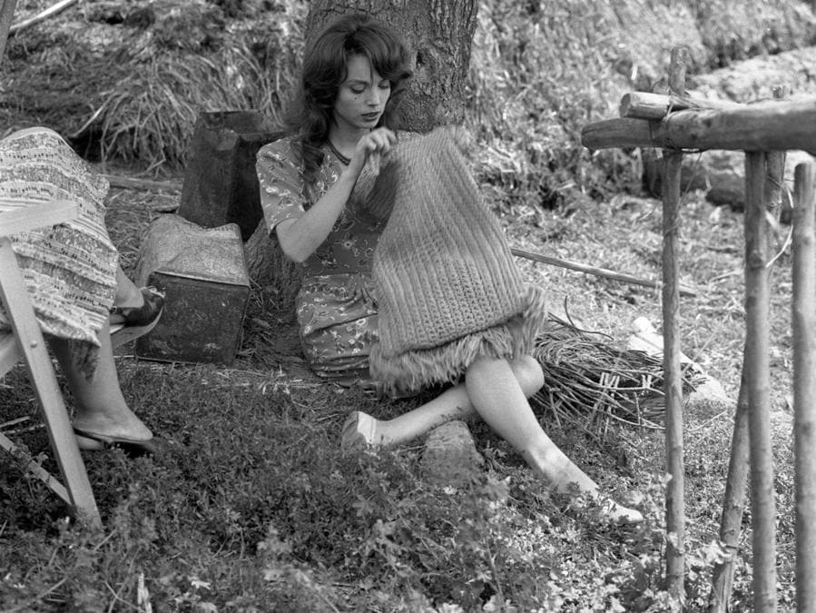 Elsa Martinelli durante una scena del film 'Il carro armato dell'8 settembre' girato nel 1960. (ANSA)