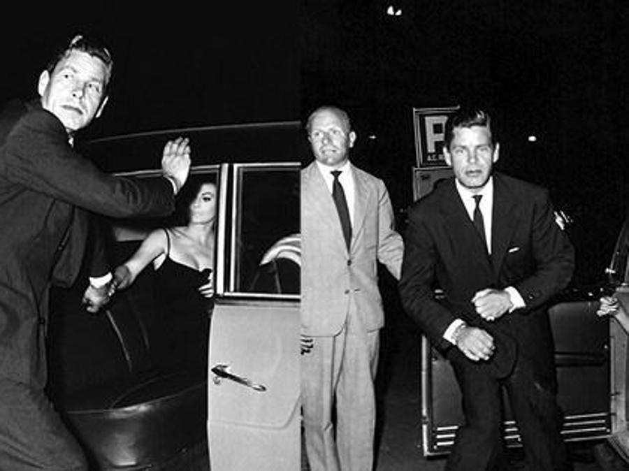 Tazio Secchiaroli, Anthony Steel si scaglia contro i fotografi. Roma, Agosto 1958 (ANSA/UFFICIO STAMPA CAMERA CENTRO ITALIANO PER LA FOTOGRAFIA)