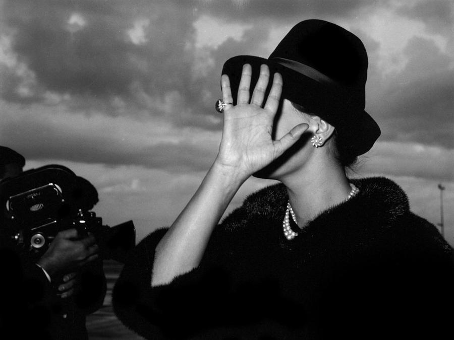 Agenzia Dufoto, Sofia Loren all'aeroporto di Ciampino di ritorno dagli Stati Uniti. Roma, 14 novembre 1961 (ANSA/UFFICIO STAMPA CAMERA CENTRO ITALIANO PER LA FOTOGRAFIA) 
