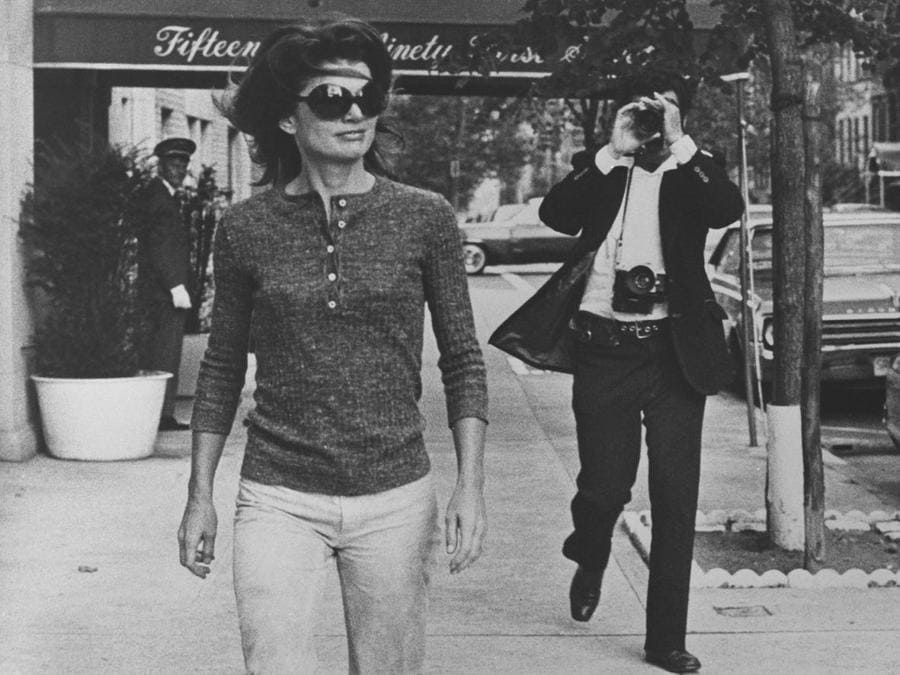 Jacqueline Kennedy Onassis and Ron Galella on Madison Avenue, New York. October 7, 1971 (ANSA/UFFICIO STAMPA CAMERA CENTRO ITALIANO PER LA FOTOGRAFIA)