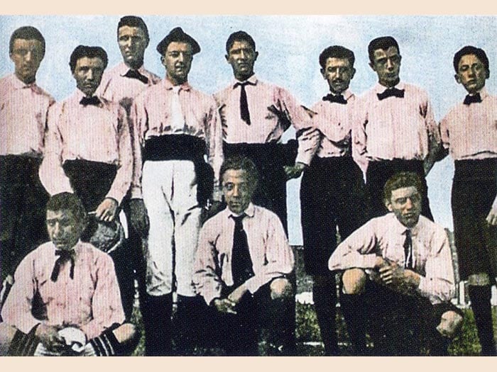1897. Il   primo novembre, un gruppo di amici del liceo classico Massimo D'Azeglio, uniti dalla passione per il football, fondano una società di calcio. Visto la loro giovane età scelgono il nome Juventus, che in latino, significa “gioventù”. Nella foto i fondatori-giocatori con la camicia rosa e cravattino nero.