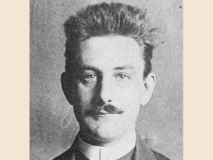 1903. Il primo presidente della storia bianconera fu Eugenio Canfari per volere di suo fratello Enrico. Sempre nello stesso anno, Gordon Thomas Savage, il primo giocatore straniero della Juventus, portò da Nottingham (Inghilterra), come regalo, dal Notts Country delle divise da gioco più moderne, a strisce verticali bianche e nere in sostituzione delle precedenti camice rosa. (www.juventus.com)