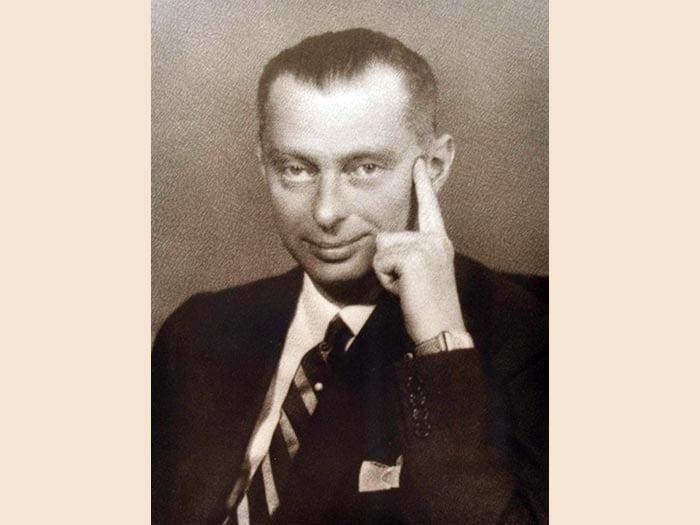 1923. L'imprenditore Edoardo Agnelli, eletto presidente della Juventus nel 1923, dà inizio al legame tuttora in essere tra i bianconeri e la famiglia Agnelli.