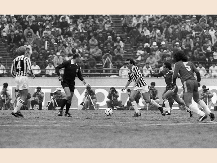 1985. I bianconeri di Giovanni Trapattoni, conquistano la coppa Intercontinentale, battendo, nella finale di Tokio, per 4 -2 dopo i rigori gli argentini dell' Argentinos Juniors. Nella foto Afp, il francese Michel Platini.