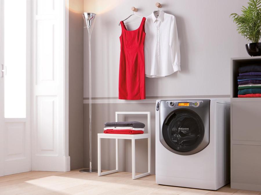 Hotpoint, Aqualtis AQ116D49, 11 kg, A+++, centrifuga 1400 giri, motore Inverter, 2 programmi antiallergie, timer sino a 24 ore, risciacquo aggiuntivo; lavaggio a 20°C di tessuti e colori diversi con i risultati di un programma a 40°C grazie al detersivo che viene trasformato in una mousse di elevata efficacia lavante. Euro 590.