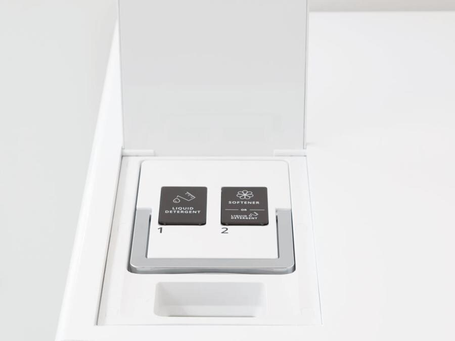 Whirlpool, WCollection Edge Design, 12 Kg, A+++ -60%, oblò molto grande nel quale è inserito il display touch che guida alla selezione dei programmi e alla creazione di nuovi. Con la tecnologia 6° Senso basta solo indicare cosa e come lavare. Con la App 6° Senso la lavatrice si comanda e si gestisce a distanza. Il dispenser è inserito sul piano coperto da un pannello scorrevole. Un'icona segnala quando è possibile aprire l'oblò per aggiungere un capo.