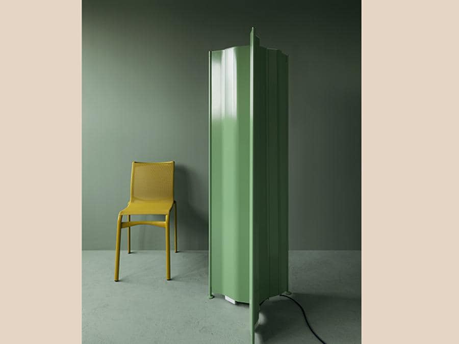 Origami, Alberto Meda per Tubes. Radiatore elettrico plug & play in alluminio che assolve anche la funzione di separè, pieghevole e snodabile, disponibile in vari colori e dimensioni in tre versioni: freestanding, a parete singolo o doppio, con effetto “farfalla”. È controllato da un comando touch e di una funzione Booster 2h che consente di impostare la massima temperatura per un tempo di due. Inoltre registra e memorizza le abitudini quotidiane dell'utente accendendosi in automatico