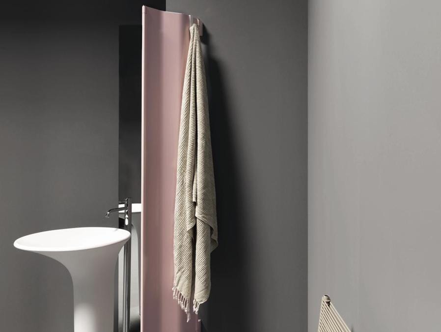 Origami, Alberto Meda per Tubes. Radiatore elettrico plug & play in alluminio che assolve anche la funzione di separè, pieghevole e snodabile, disponibile in vari colori e dimensioni in tre versioni: freestanding, a parete singolo o doppio, con effetto “farfalla”. È controllato da un comando touch e di una funzione Booster 2h che consente di impostare la massima temperatura per un tempo di due. Inoltre registra e memorizza le abitudini quotidiane dell'utente accendendosi in automatico