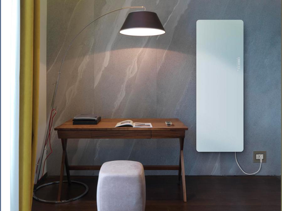 Reflex, K8 Radiatori. Pannello radiante in cristallo temperato a raggi infrarossi. Per funzionare ha bisogno solo di una presa elettrica ed è pensato come integrazione al tradizionale sistema di riscaldamento. È dotato di pannello touch e di telecomando e si presenta in tre misure e tre finiture: bianco, mirror (a specchio), nero. Da 660 euro (Reflex S, nero o bianco)