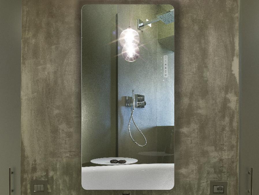 Reflex, K8 Radiatori. Pannello radiante in cristallo temperato a raggi infrarossi. Per funzionare ha bisogno solo di una presa elettrica ed è pensato come integrazione al tradizionale sistema di riscaldamento. È dotato di pannello touch e di telecomando e si presenta in tre misure e tre finiture: bianco, mirror (a specchio), nero. Da 660 euro (Reflex S, nero o bianco)