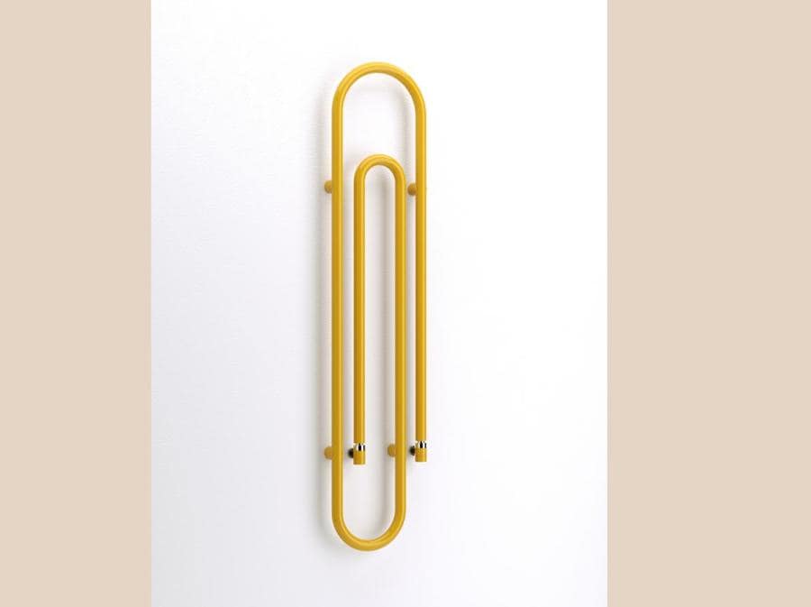 Graffe, Franca Lucarelli e Bruna Rapisarda per Scirocco H, versione elettrica. Scaldasalviette a forma di graffetta con tubo in acciaio da 42 mm e resistenza elettrica a secco, disponibile in vari colori e dimensioni, sia verticale che orizzontale
