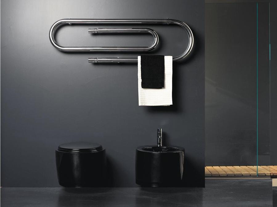 Graffe, Franca Lucarelli e Bruna Rapisarda per Scirocco H, versione elettrica. Scaldasalviette a forma di graffetta con tubo in acciaio da 42 mm e resistenza elettrica a secco, disponibile in vari colori e dimensioni, sia verticale che orizzontale