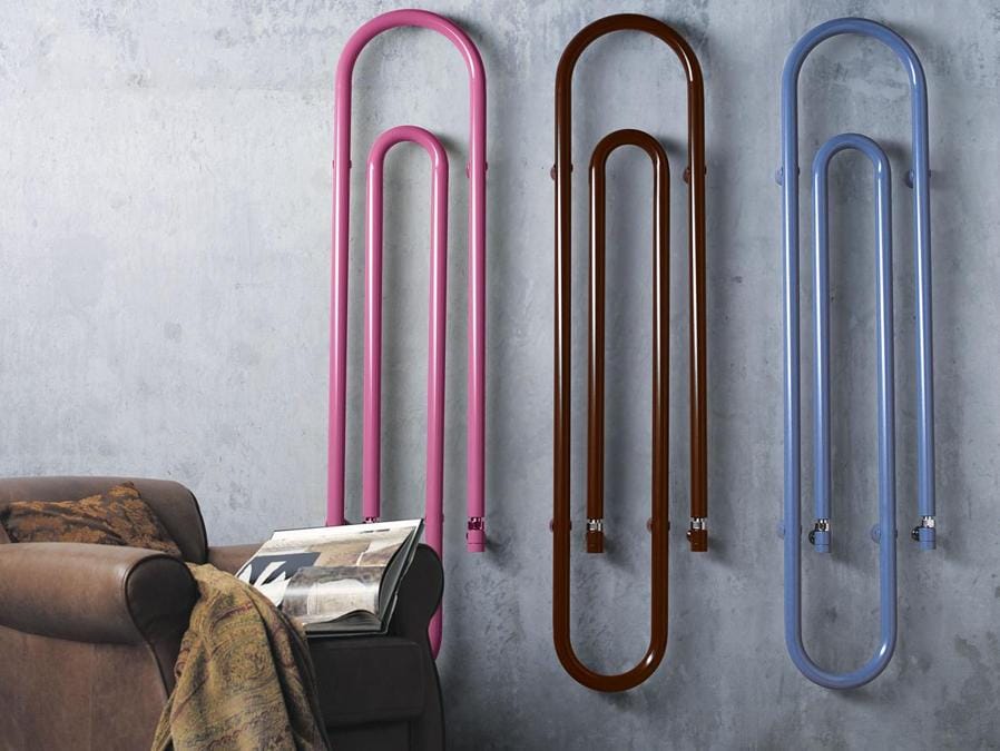 Graffe, Franca Lucarelli e Bruna Rapisarda per Scirocco H, versione elettrica. Scaldasalviette a forma di graffetta con tubo in acciaio da 42 mm e resistenza elettrica a secco, disponibile in vari colori e dimensioni, sia verticale che orizzontale