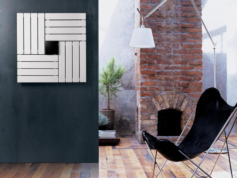 Square, Franca Lucarelli e Bruna Rapisarda per Scirocco H, Essence Edition. Radiatore tradizionale con gli attacchi all'impianto idraulico mascherati da un elemento umidificatore, già predisposto in diverse essenze: muschio bianco, vaniglia e legno, agrumi, orchid e mela/cannella