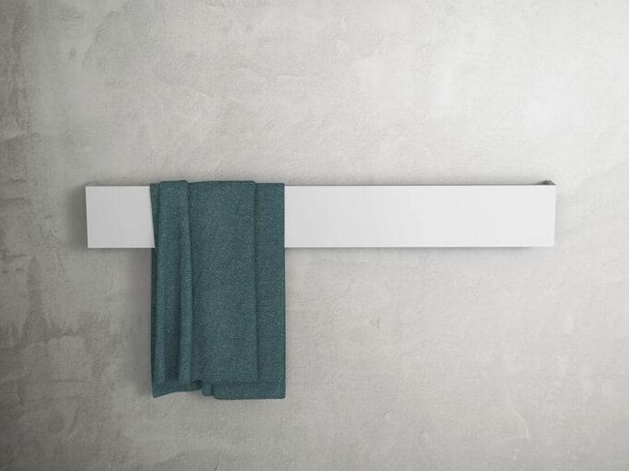 Towel Bar, Ridea. Scaldasalviette in alluminio. Nuova versione elettrica con resa termica aumentata rispetto alla versione precedente. Controllo touch attraverso il quale può essere acceso spento o programmato (2 ore di funzionamento) ed elettrificazione ottenuta tramite un processo brevettato detto Liquid Stone: è un'elettrificazione a freddo (senza olii: sono eliminate le possibili perdite) che permette un'omogenea trasmissione del calore e uniforme dispersione su tutta la superficie
