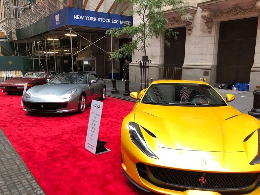 Alcune Ferrari esposte davanti a Wall Street per celebrare il 70/mo anniversario della casa, New York, 09 ottobre 2017 (ANSA / Serena Di Ronza)