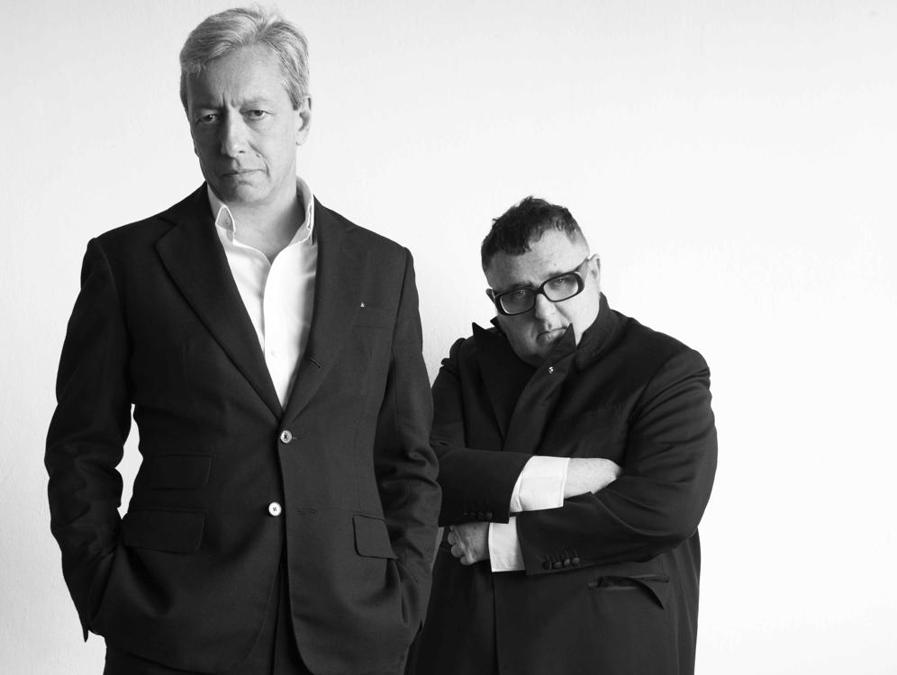 Frédéric Malle con il fashion designer Alber Elbaz, fotografato da Brigitte Lacombe