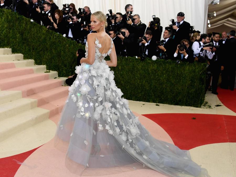 Karolina Kurkova al Met Gala 2015 con un abito a Led firmato Marchesa 