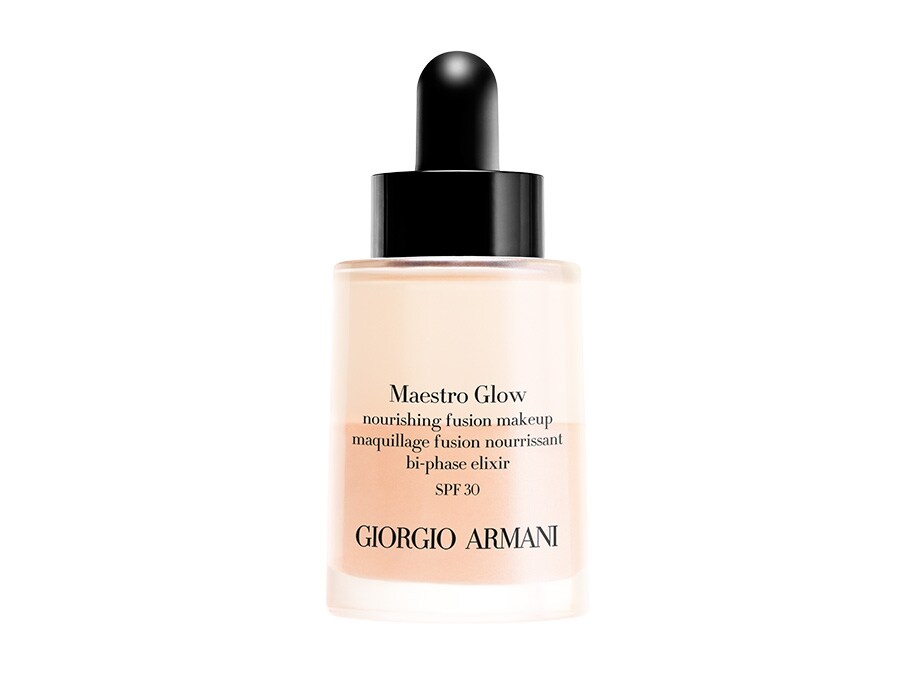 Maestro Glow bi-phase di Giorgio Armani Beauty, fondotinta dalla texture fluida priva d'acqua, ma con un'elevata concentrazione di olii nutrienti, leggerissimi sulla pelle.