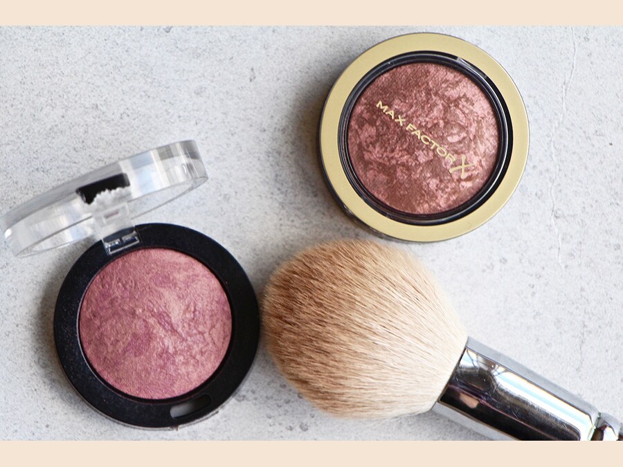 Creme Puff Blush di Max Factor, un blush illuminante con pigmenti multi-tonali si adattano al colorito della pelle per un look naturale.