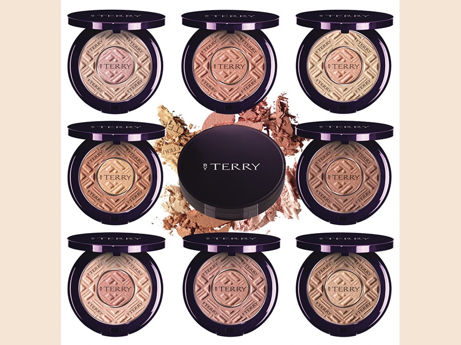 Compact Expert Dual Power by Terry de Gunzburg, una cipria ibrida con pigmenti intelligenti che opacizza, illumina, scolpisce e dona un colorito naturale alla pelle. 
