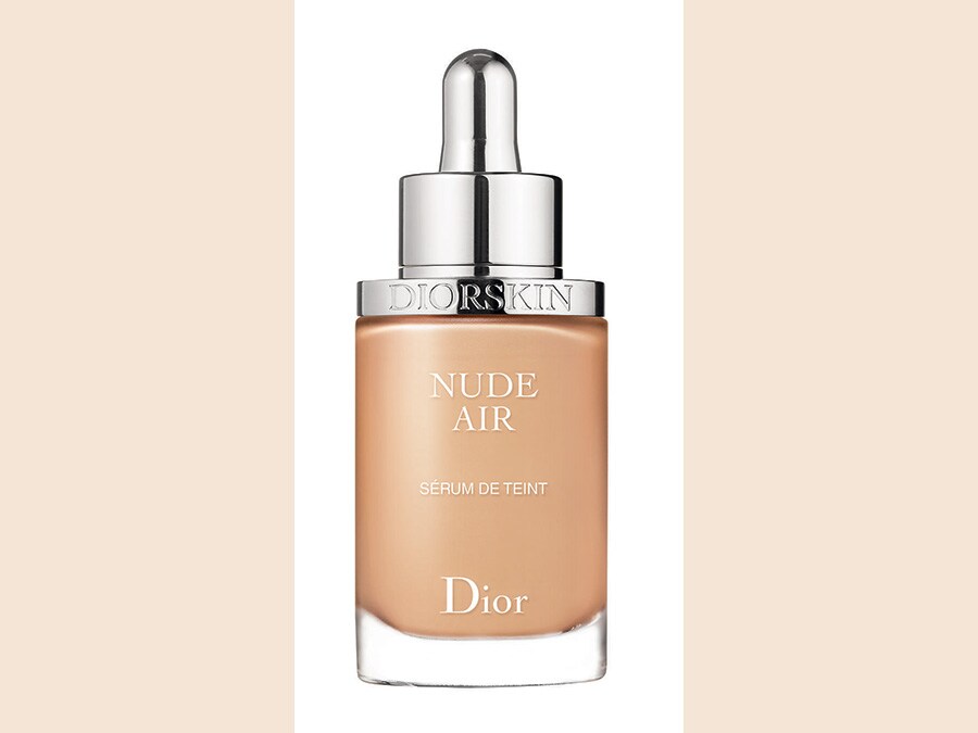 Diorskin NudeAir Séreum de Teint, un siero ultra-fluido, effetto zero materia, leggerissimo, che corregge e sublima in trasparenza per un effetto “bonne mine” naturale che risplende di bellezza.