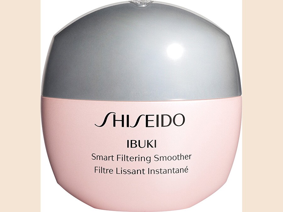 Ibuki Smart Filtering Smoother Shiseido, gli attivi agiscono in sinergia per perfezionare e levigare la pelle. La texture leggera diventa mat a contatto con la pelle, assorbendo il sebo in eccesso in superficie. Il prodotto on the go è sottile e compatto. 