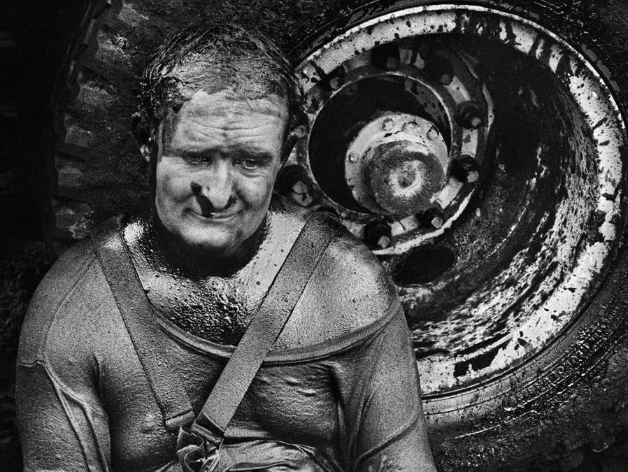Un pompiere esausto. Pozzi di petrolio, Greater Burhan, Kuwait, 1991. © Sebastião Salgado /Amazonas Images/Contrasto